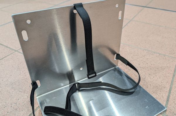 Universeller Kanister Halter mit Befestigungsband